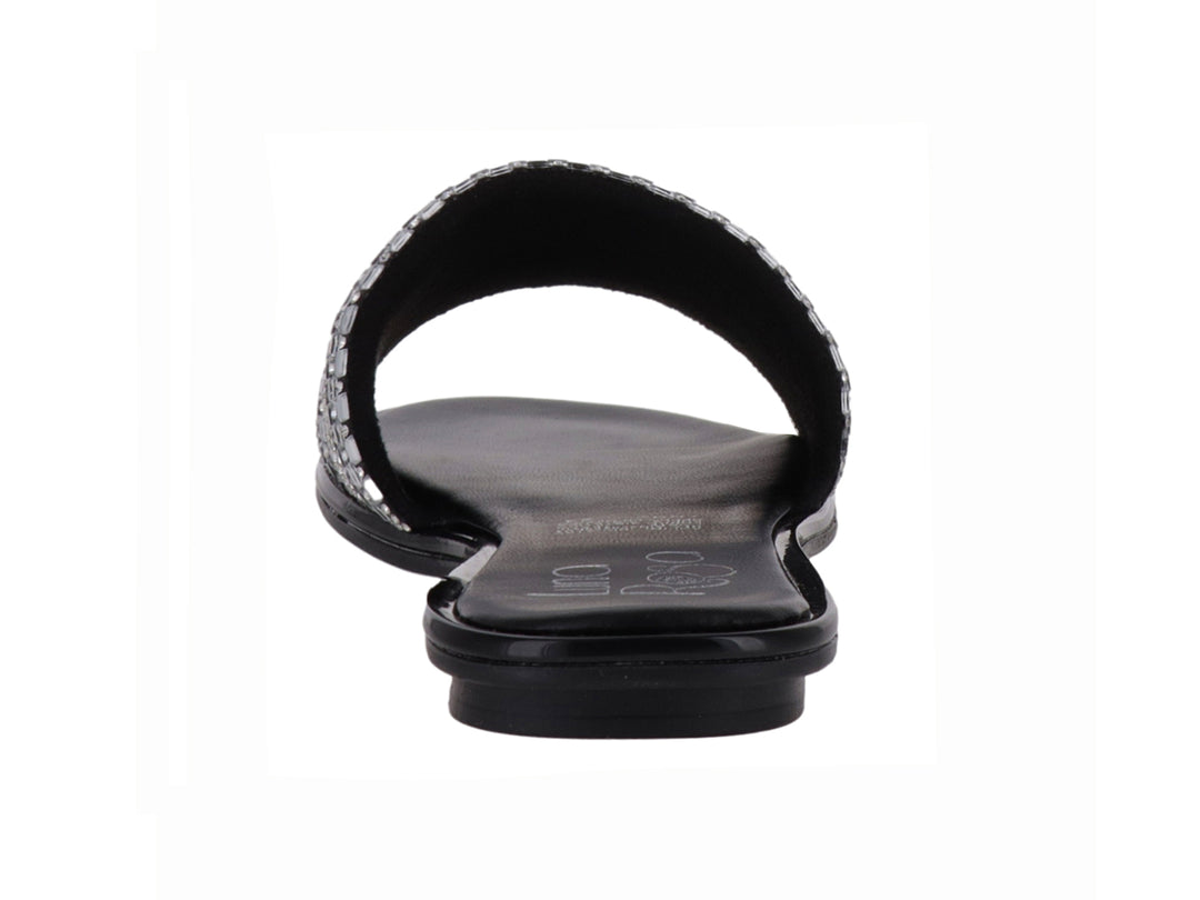Sandalia plana color negro para mujer con tiras decoradas con pedrería brillante en color plateado.