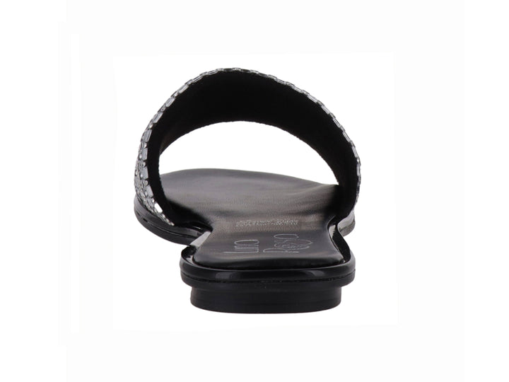 Sandalia plana color negro para mujer con tiras decoradas con pedrería brillante en color plateado.