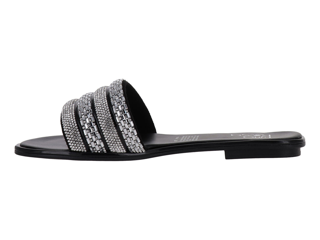 Sandalia plana color negro para mujer con tiras decoradas con pedrería brillante en color plateado.