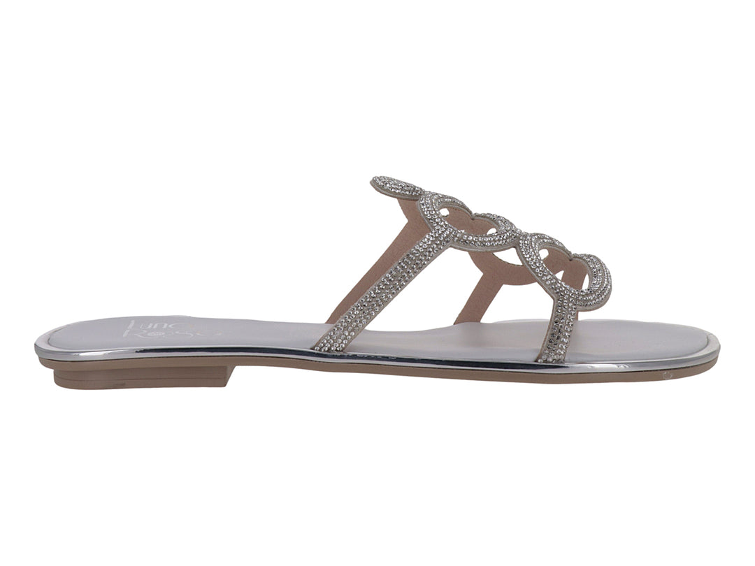 Sandalia plana color plata con tiras decoradas con detalles brillantes.