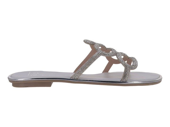 Sandalia plana color plata con tiras decoradas con detalles brillantes.