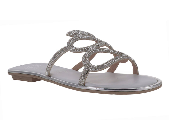Sandalia plana color plata con tiras decoradas con detalles brillantes.