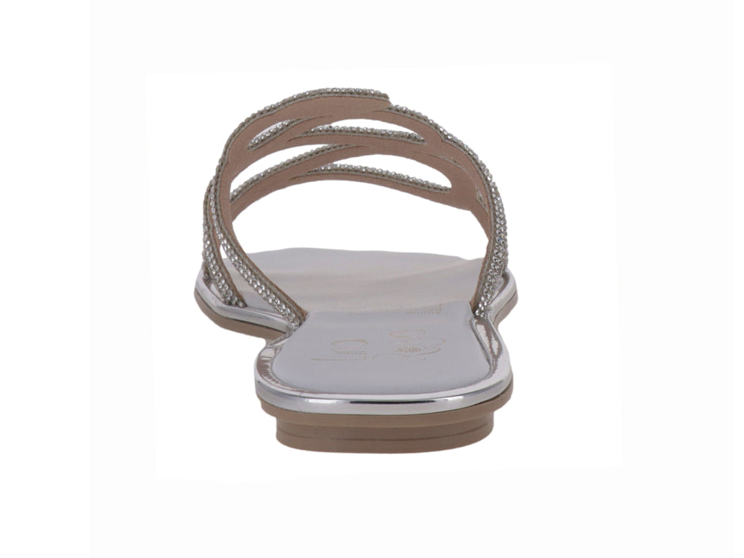 Sandalia plana color plata con tiras decoradas con detalles brillantes.