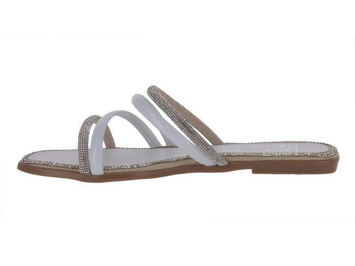 Sandalia plana para Niña en color blanco y plata con tiras brillantes decorativas.