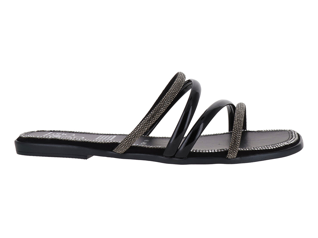 Sandalia plana color negro para mujer con tiras cruzadas decoradas con brillantes dorados.