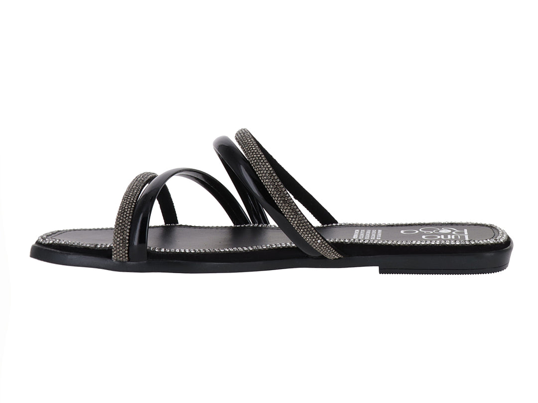 Sandalia plana color negro para mujer con tiras cruzadas decoradas con brillantes dorados.