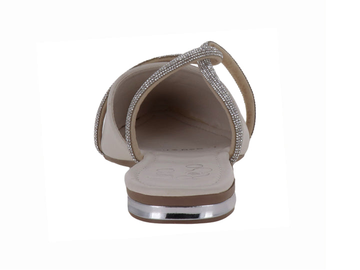 Zapato plano color latte con punta fina y correas cruzadas decoradas con pedrería brillante.