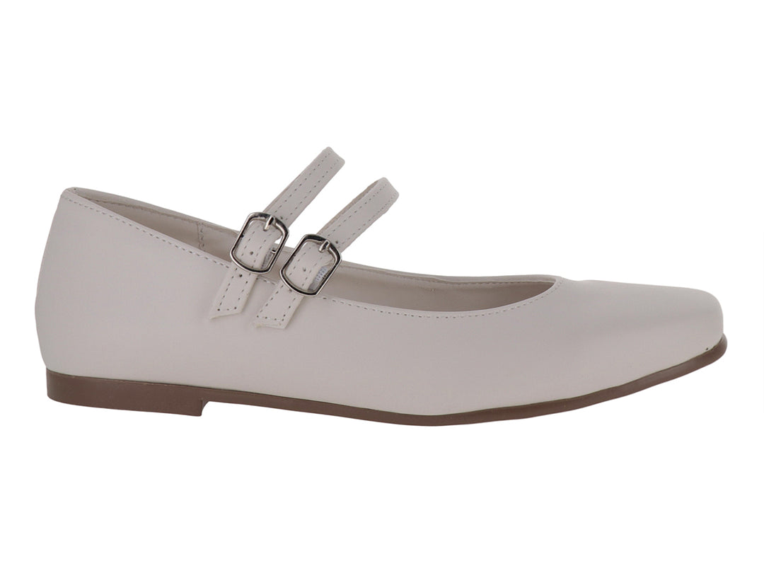 Zapato plano color latte para niña con doble correa y hebillas metálicas sobre fondo blanco.