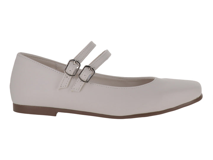 Zapato plano color latte para niña con doble correa y hebillas metálicas sobre fondo blanco.