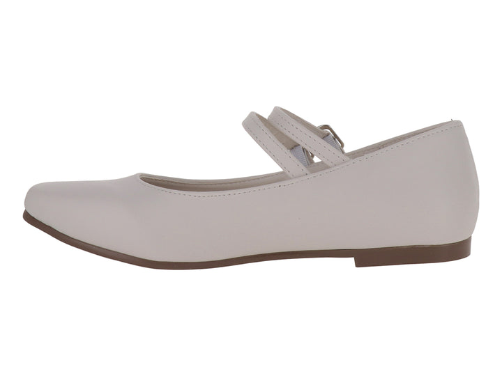 Zapato plano color latte para niña con doble correa y hebillas metálicas sobre fondo blanco.