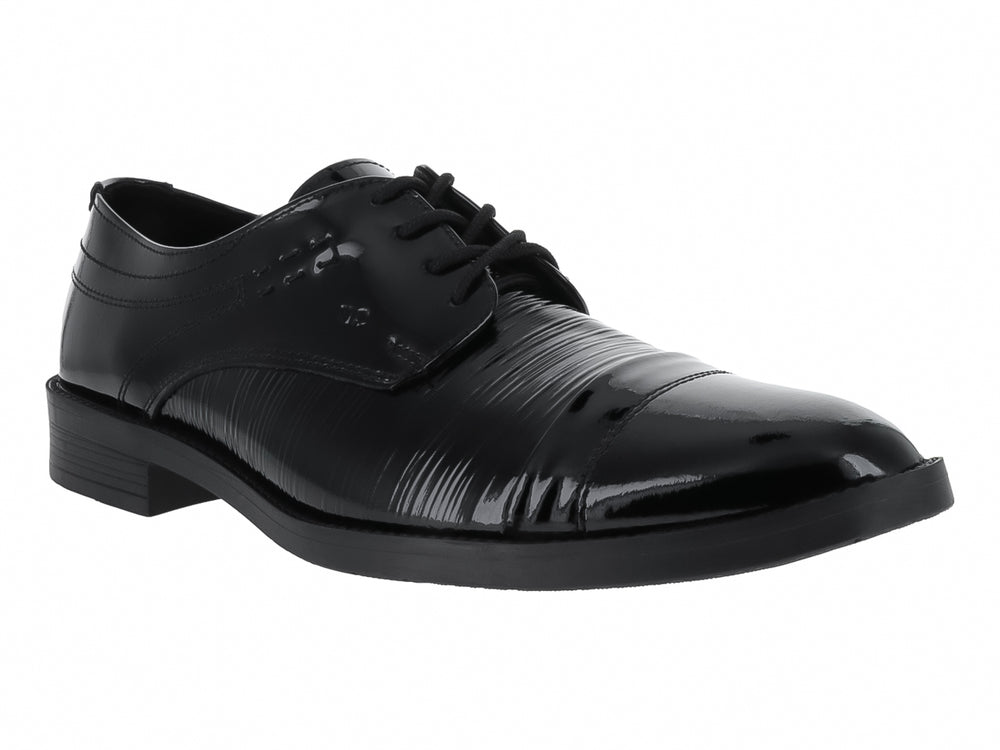 Zapato formal para hombre en color negro con acabado brillante de charol y cordones.