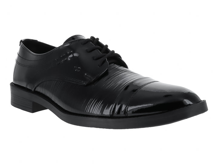 Zapato formal para hombre en color negro con acabado brillante de charol y cordones.