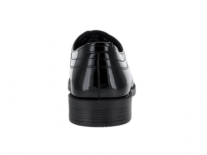 Zapato formal para hombre en color negro con acabado brillante de charol y cordones.