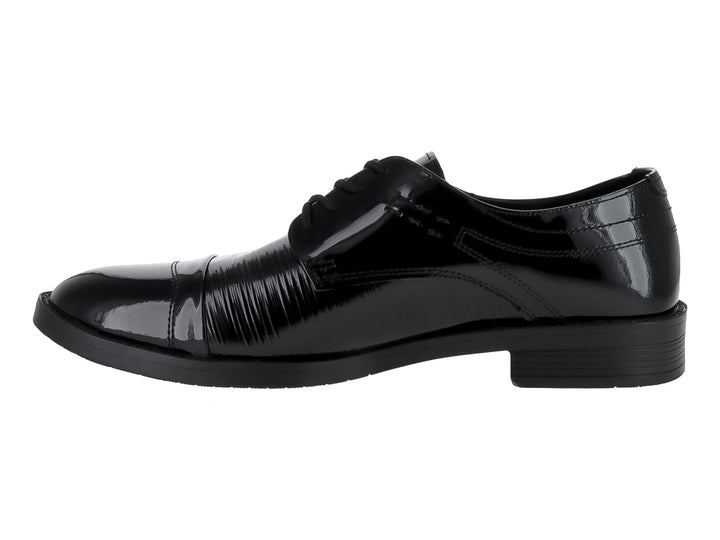 Zapato formal para hombre en color negro con acabado brillante de charol y cordones.