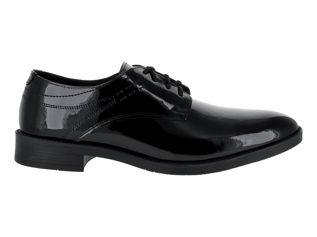 Zapato formal de charol negro con cordones y suela plana para hombre.