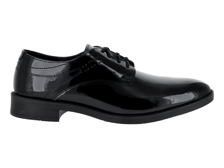 Zapato formal de charol negro con cordones y suela plana para hombre.
