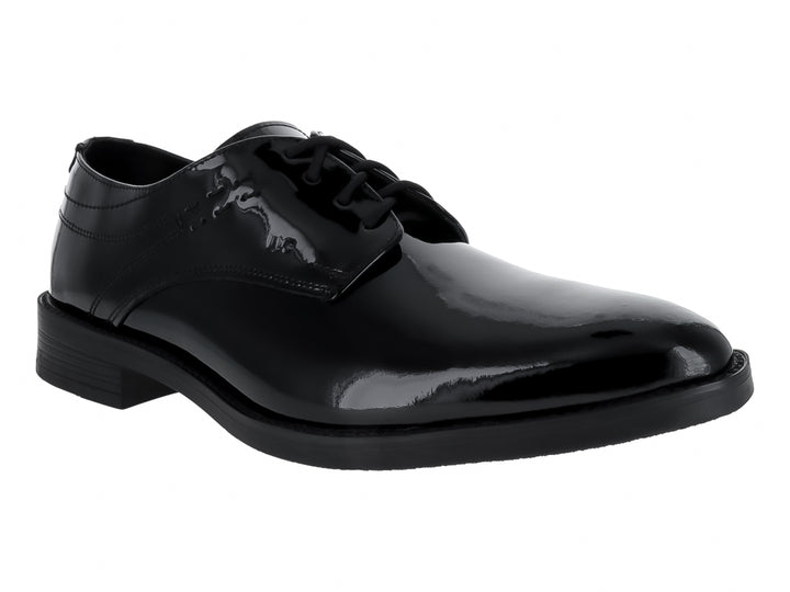 Zapato formal de charol negro con cordones y suela plana para hombre.