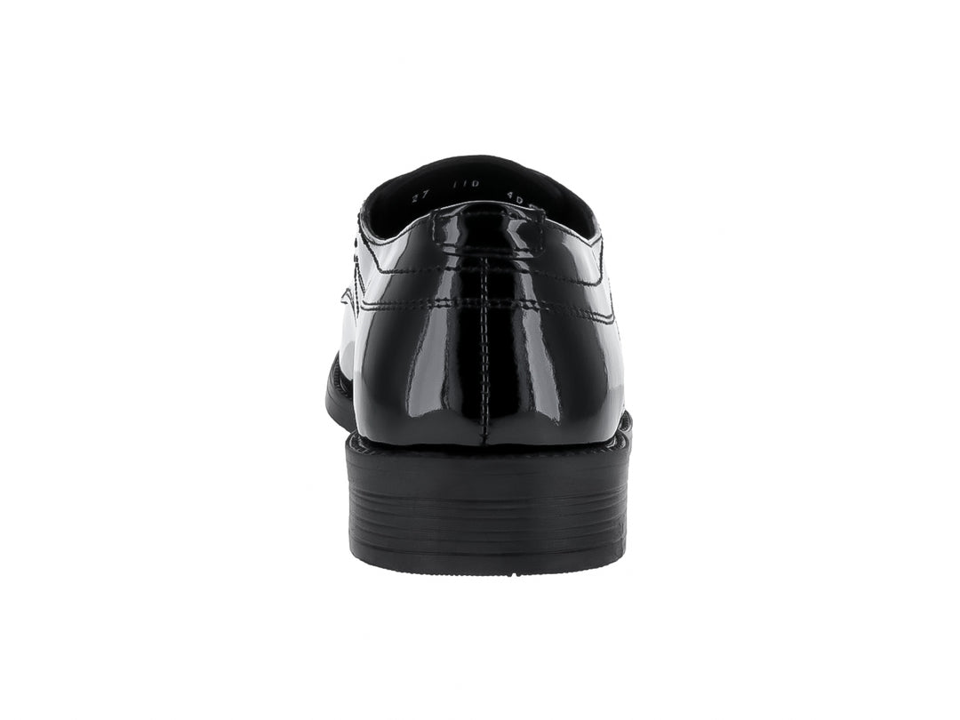 Zapato formal de charol negro con cordones y suela plana para hombre.