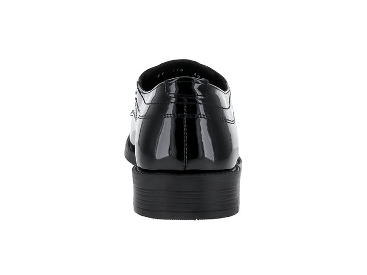 Zapato formal de charol negro con cordones y suela plana para hombre.