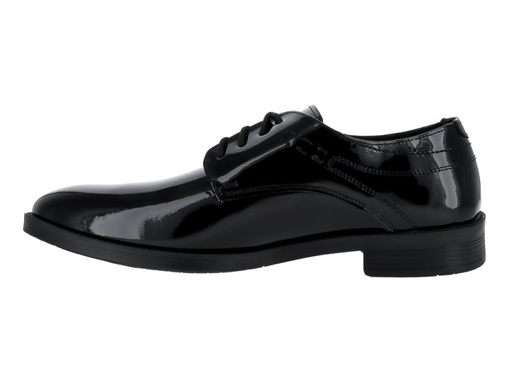 Zapato formal de charol negro con cordones y suela plana para hombre.