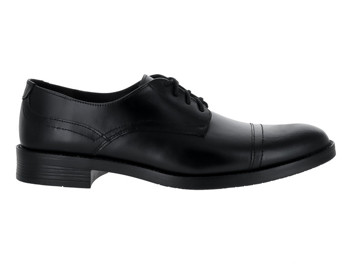 Zapato formal para hombre en color negro con cordones y acabado brillante.
