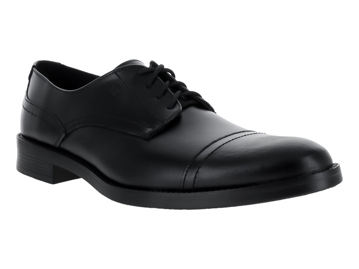 Zapato formal para hombre en color negro con cordones y acabado brillante.