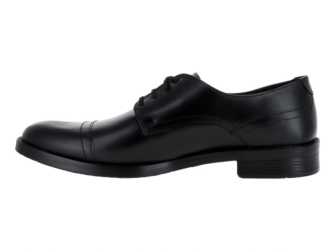 Zapato formal para hombre en color negro con cordones y acabado brillante.