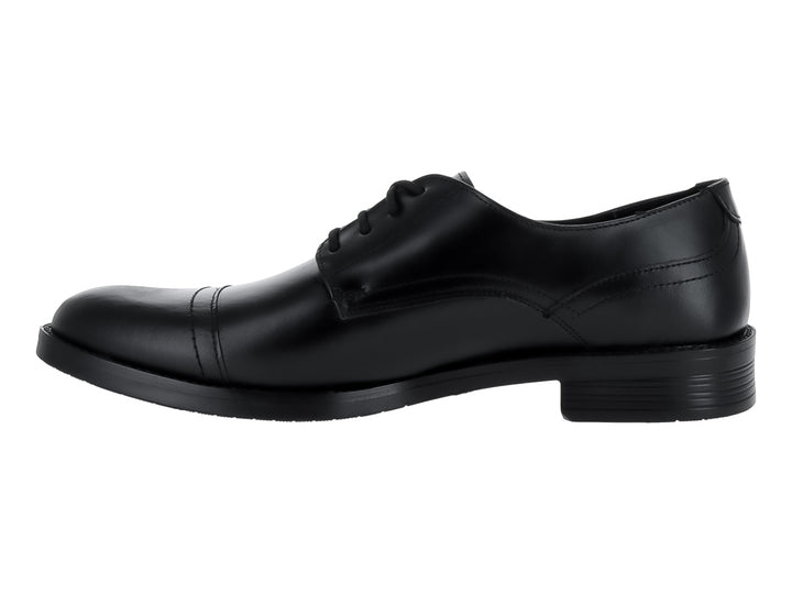Zapato formal para hombre en color negro con cordones y acabado brillante.