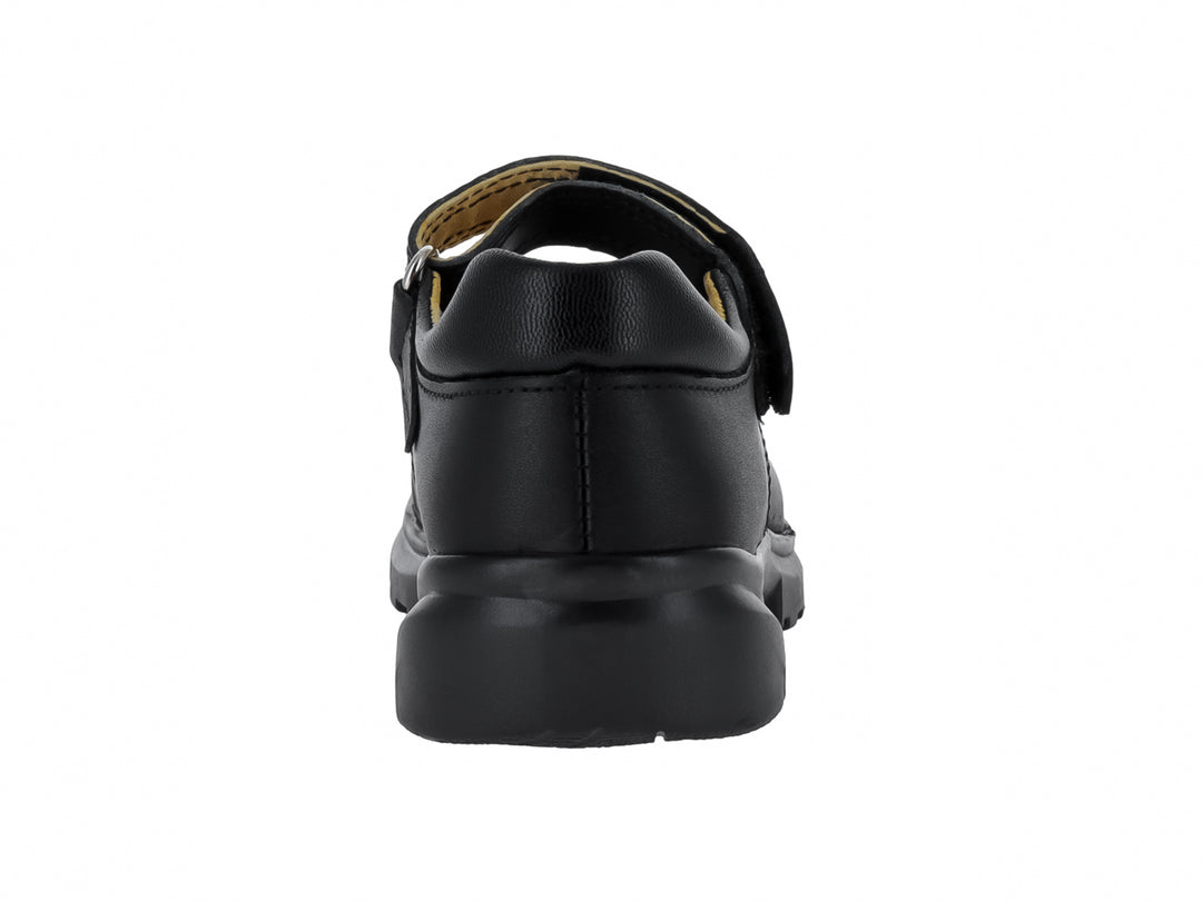 Zapato escolar para niño de piel color negro con suela tipo tractor y cierre de correa.