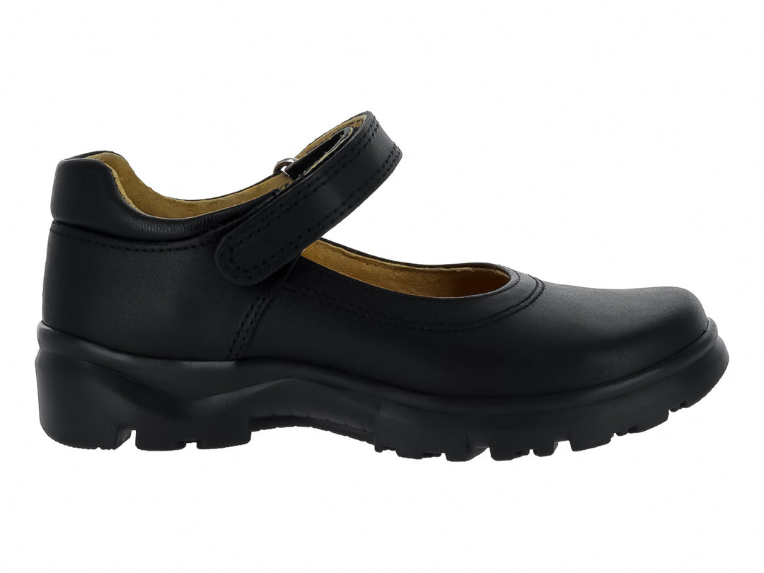 Zapato escolar para niño o niña de piel color negro con suela tipo tractor y cierre de correa.