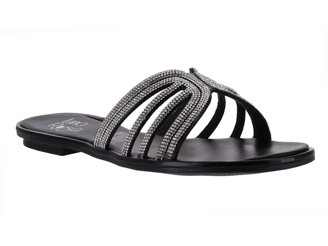 Sandalia plana color negro con tiras decoradas con brillantes plateados.