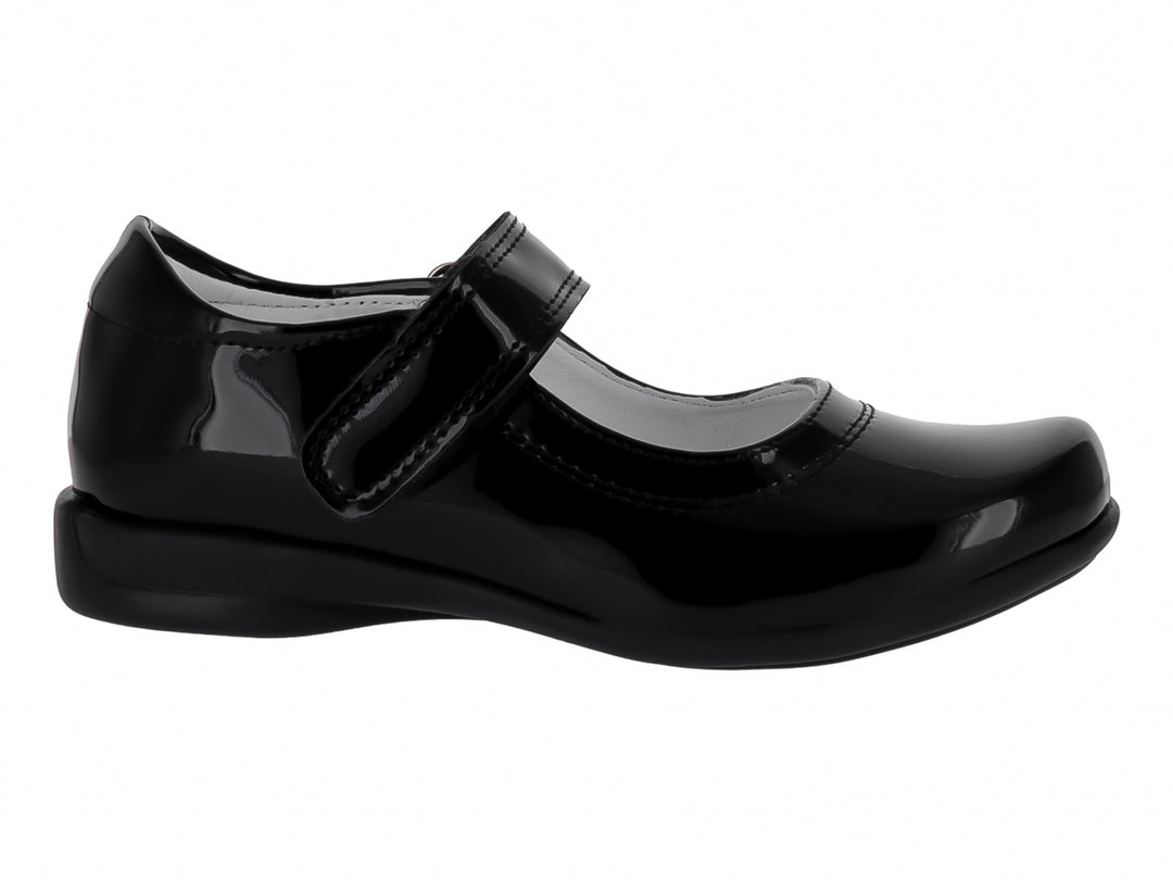 Zapato infantil de charol negro con correa ajustable y acabado brillante.