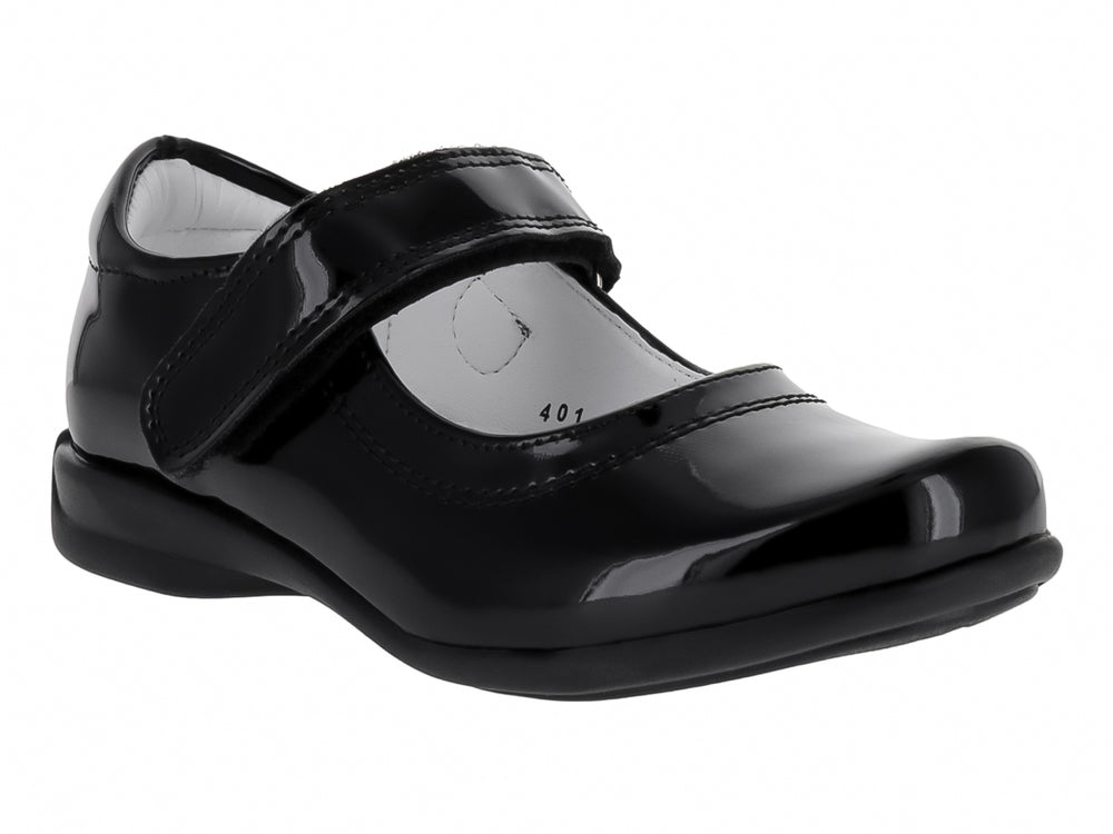 Zapato infantil de charol negro con correa ajustable y acabado brillante.