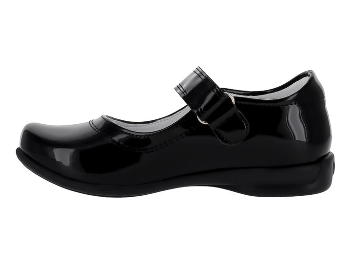 Zapato infantil de charol negro con correa ajustable y acabado brillante.
