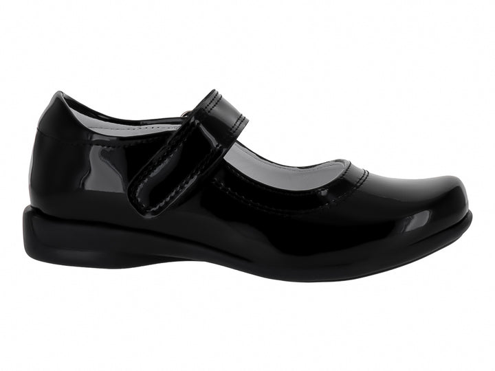 Zapato infantil de charol negro con correa y suela cómoda.