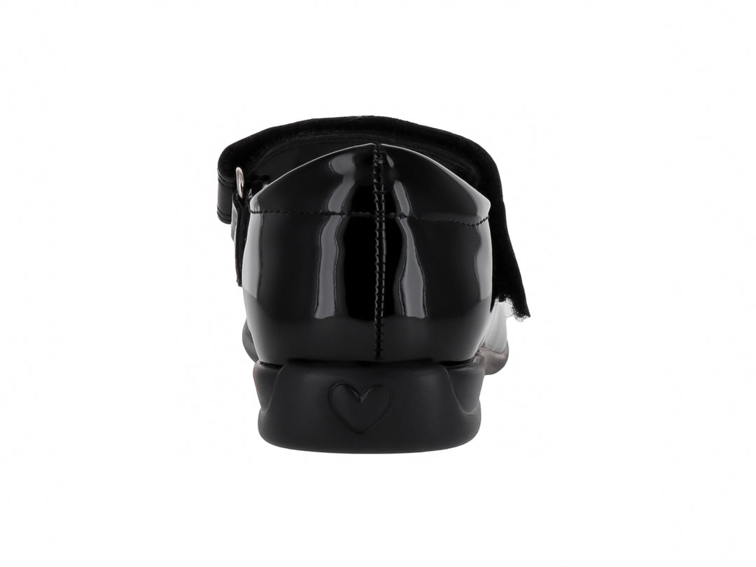 Zapato infantil de charol negro con correa y suela cómoda.