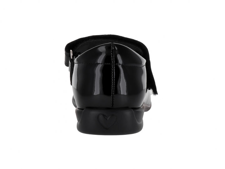 Zapato infantil de charol negro con correa y acabado brillante.