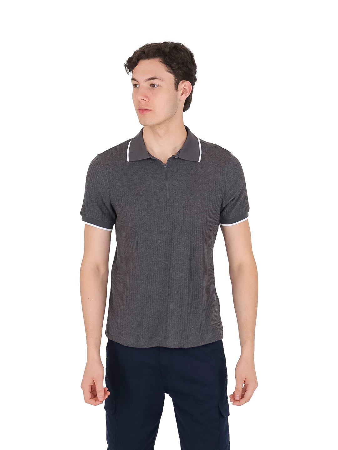 Hombre vistiendo playera polo color gris jaspe con cierre en el cuello y detalles blancos en mangas y cuello.