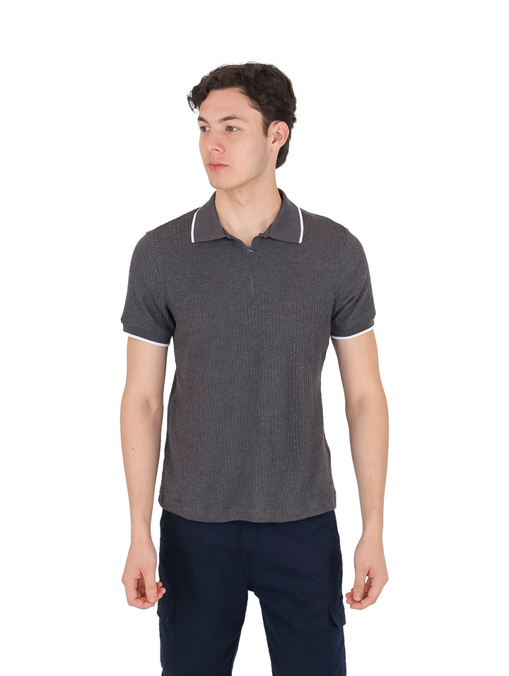 Hombre vistiendo playera polo color gris jaspe con cierre en el cuello y detalles blancos en mangas y cuello.