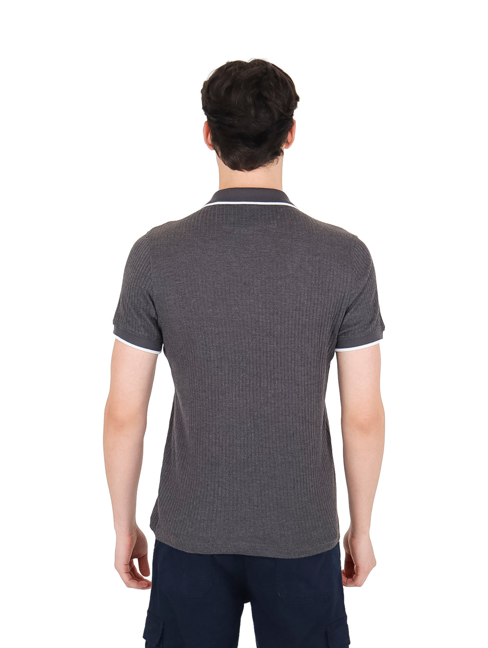 Hombre vistiendo playera polo color gris jaspe con cierre en el cuello y detalles blancos en mangas y cuello.