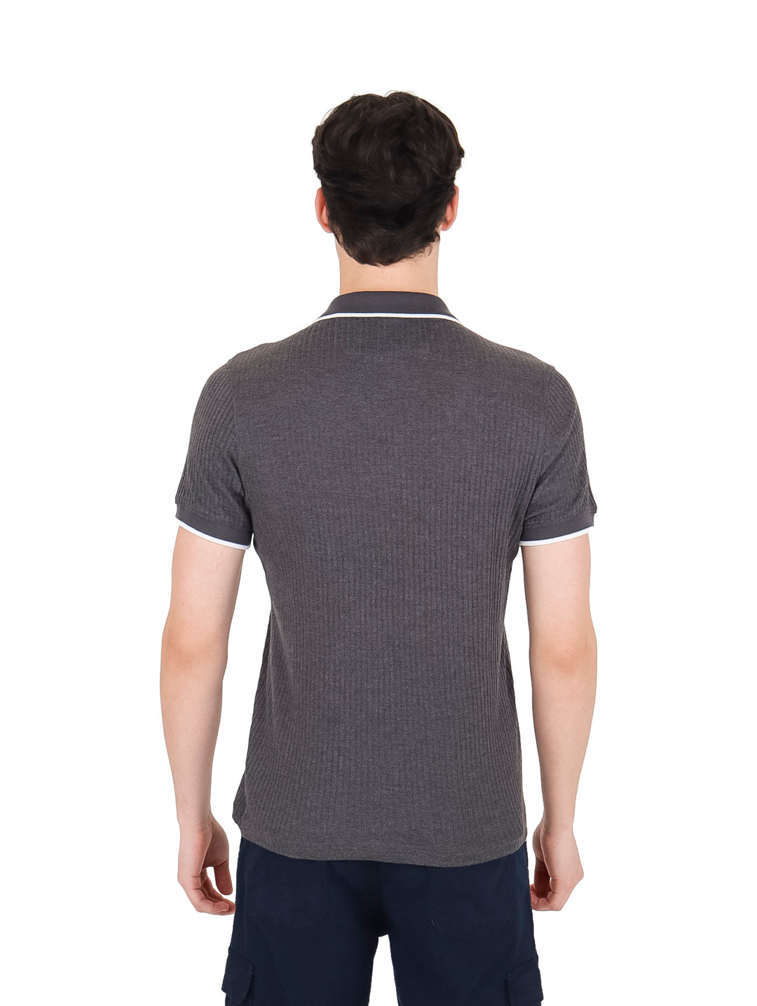 Hombre vistiendo playera polo color gris jaspe con cierre en el cuello y detalles blancos en mangas y cuello.