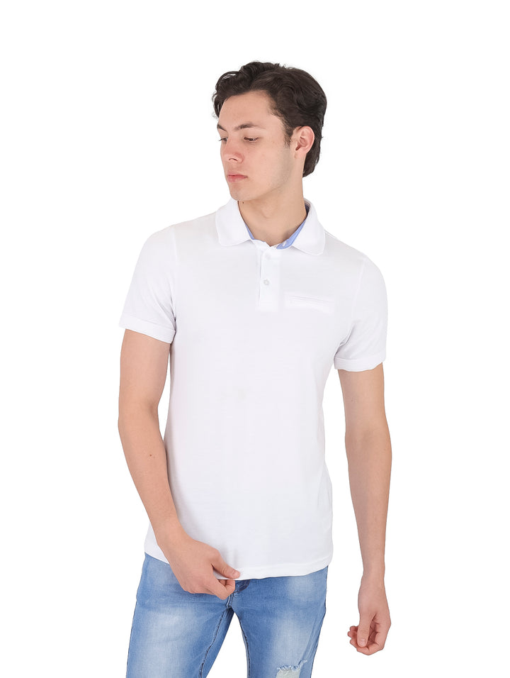 Hombre vistiendo una playera polo blanca de manga corta con un detalle azul delgado en el borde del cuello.