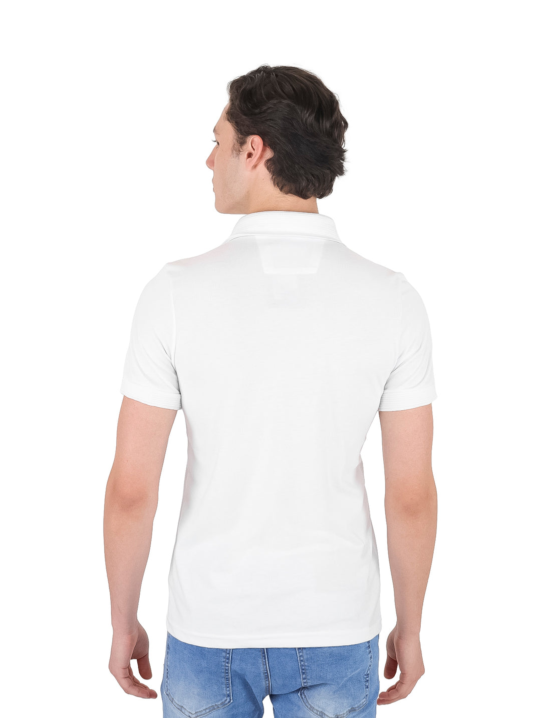 Hombre vistiendo una playera polo blanca de manga corta con un detalle azul delgado en el borde del cuello.