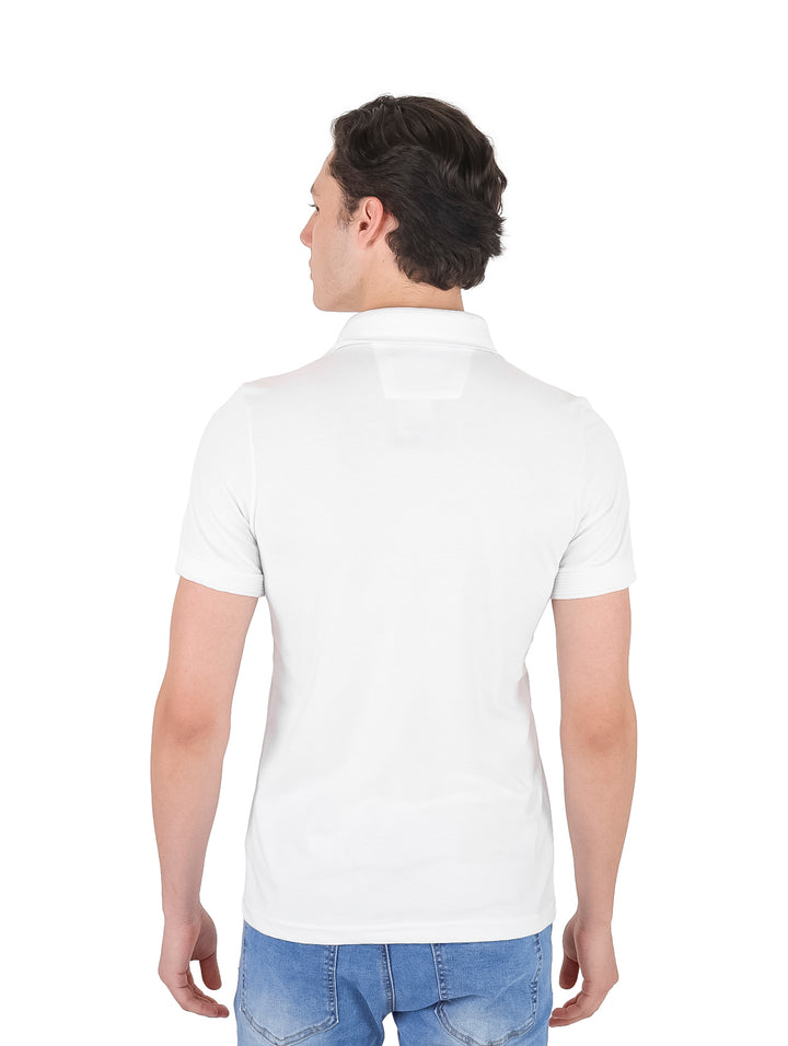 Hombre vistiendo una playera polo blanca de manga corta con un detalle azul delgado en el borde del cuello.