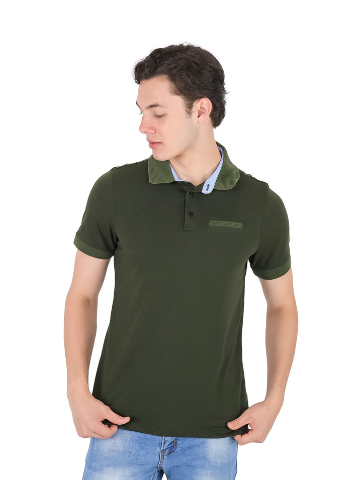 Hombre vistiendo una playera polo de color verde militar con cuello y manga corta.