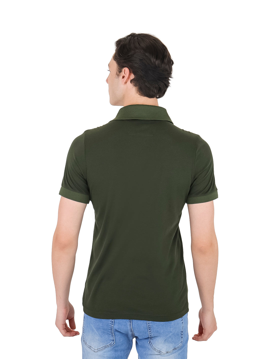 Hombre vistiendo una playera polo de color verde militar con cuello y manga corta.