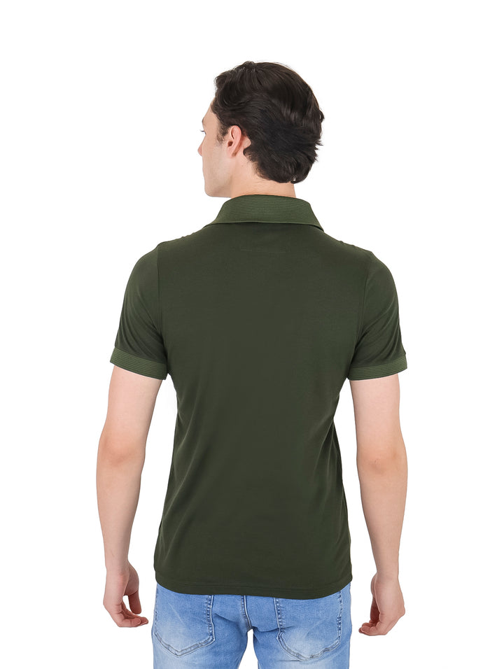 Hombre vistiendo una playera polo de color verde militar con cuello y manga corta.