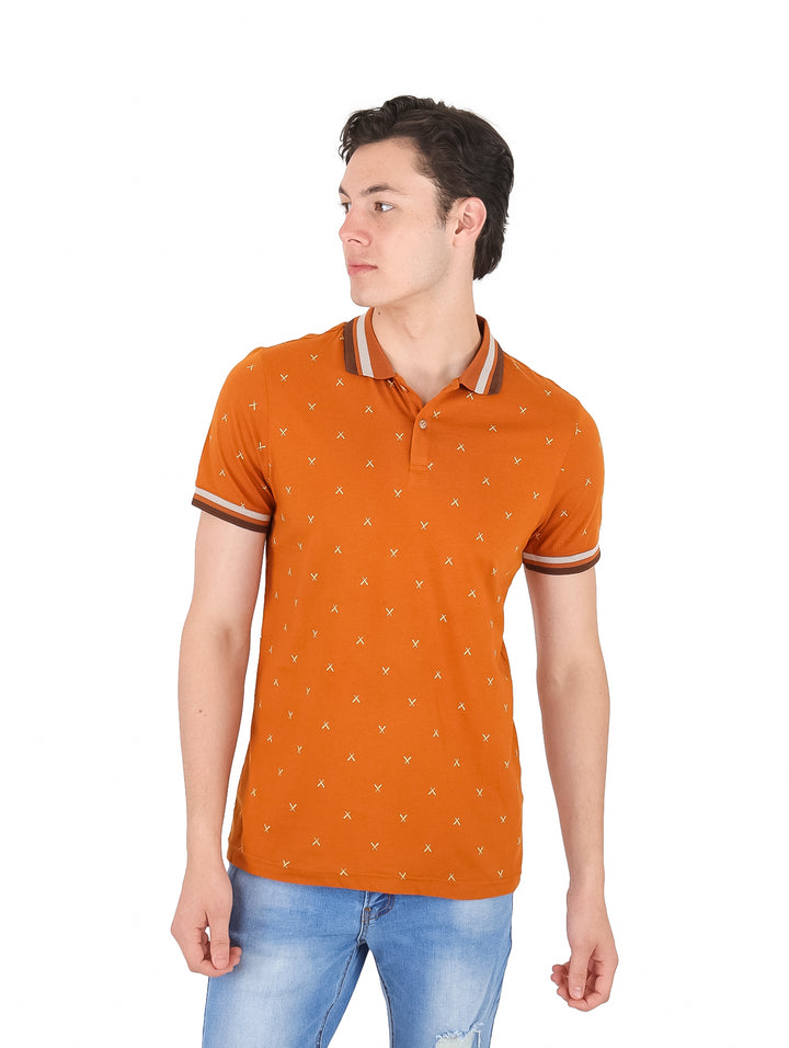 Hombre vistiendo una playera polo color naranja con pequeños detalles amarillos y cuello con rayas.
