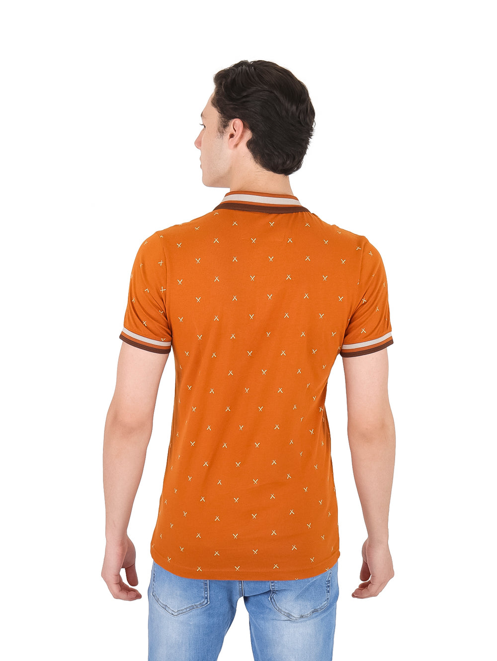 Hombre vistiendo una playera polo color naranja con pequeños detalles amarillos y cuello con rayas.