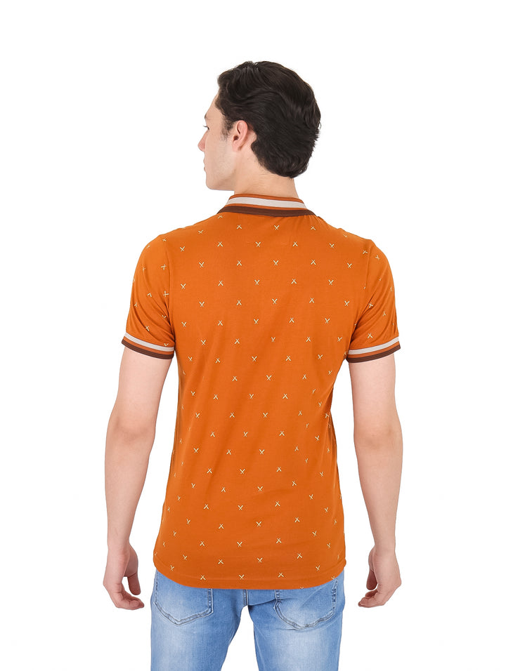 Hombre vistiendo una playera polo color naranja con pequeños detalles amarillos y cuello con rayas.